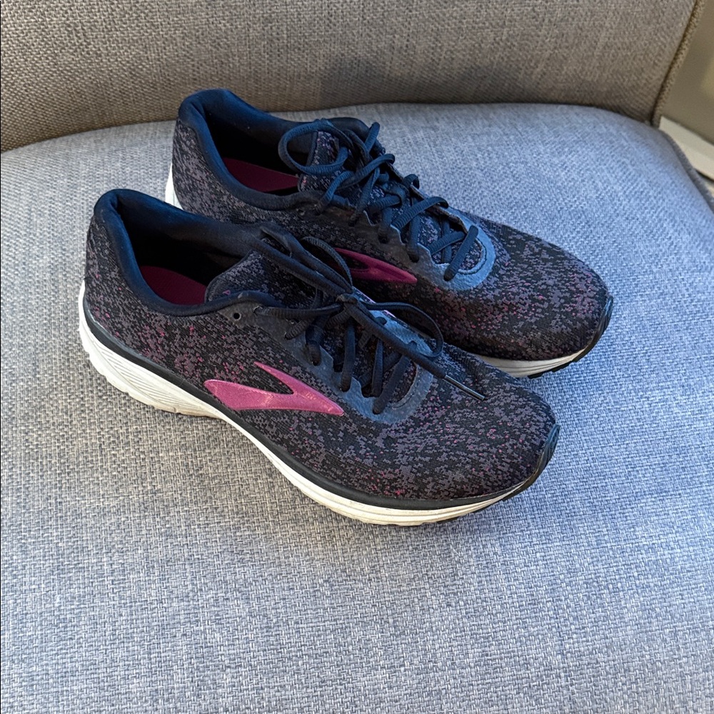 Brooks Women’s sneakers sz 11